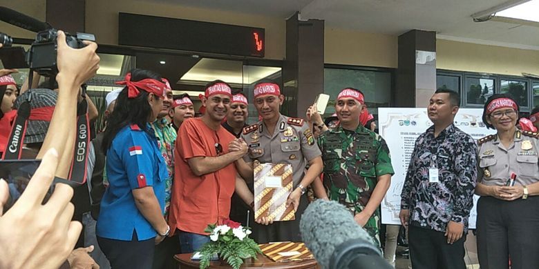 Sejumlah artis, manajer, dan produser Indonesia membacakan deklarasi pemberantasan narkoba di lobi Mapolres Jakarta Selatan, Kamis (22/2/2018).