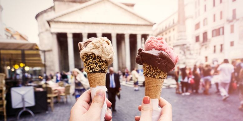 Makan gelato di Roma, Italia