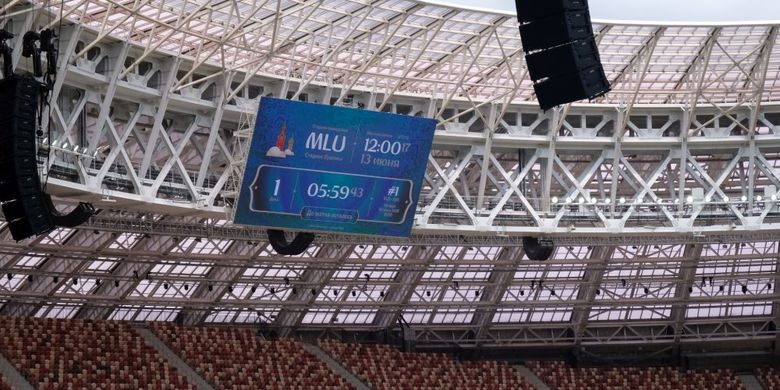 Layar digital di Stadion Luzhniki menunjukkan count down waktu pertandingan jelang partai pembuka Piala Dunia 2018, Rusia vs Arab Saudi. Foto diambil pada latihan terbuka Rusia, 12 Juni 2018. 