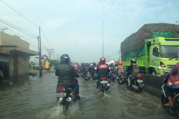 Sejak Senin (2/10/2017) lalu, air menggenang di jalan pantura Kota Semarang akibat curah hujan tinggi. 