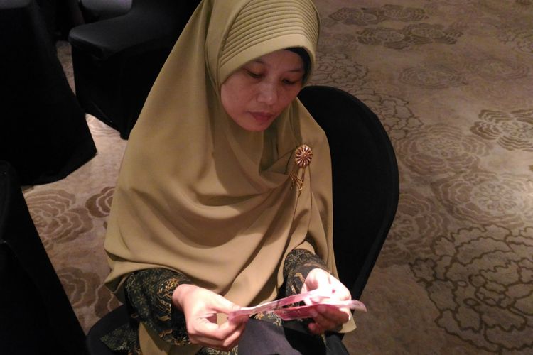 Seorang guru SLB Negeri Bontang Anissa Alhaqqoh Darwis tengah memperagakan cara mengajarkan membedakan uang pecahan Rp100.000 pada anak tunanetra. Uang cetakan baru dinilai sulit untuk dibedakan dan menghambat para tunanetra bisa mengenali pecahan uang tersebut.