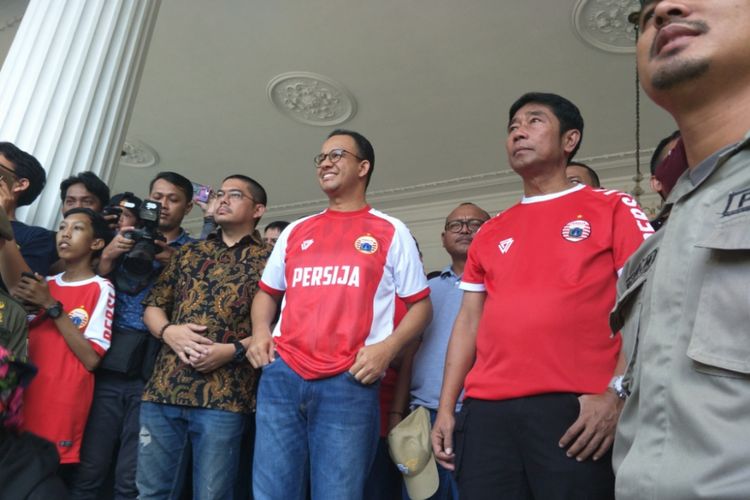 Gubernur DKI Jakarta Anies Baswedan menunggu kedatangan para pemain dan suporter Persija di depan pendopo Balai Kota, Minggu (18/2/2018).