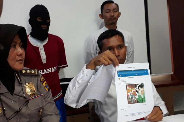 Polisi menunjukkan bunyi selebaran ujaran kebencian warga Lampung Selatan kepada salah satu pasangan calon kepala daerah di Lampung.