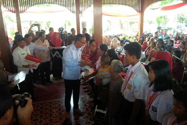 Mensos, Agus Gumiwang Kartasasmita menyerahkan bantuan BPNT secara simbolis kepada KPM di Kecamatan Jebres, Solo, Jawa Tengah, Kamis (13/9/2018).
