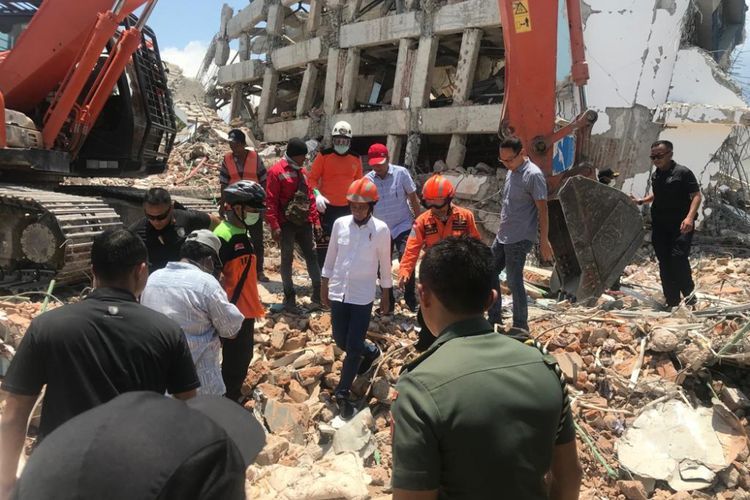 Presiden Jokowi saat mendatangi lokasi runtuhnya Hotel Roa Roa di Palu, Sulawesi Tengah, Rabu (3/10/2018). Di hotel ini diperkirakan ada puluhan tamu yang masih tertimbun reruntuhan bangunan.