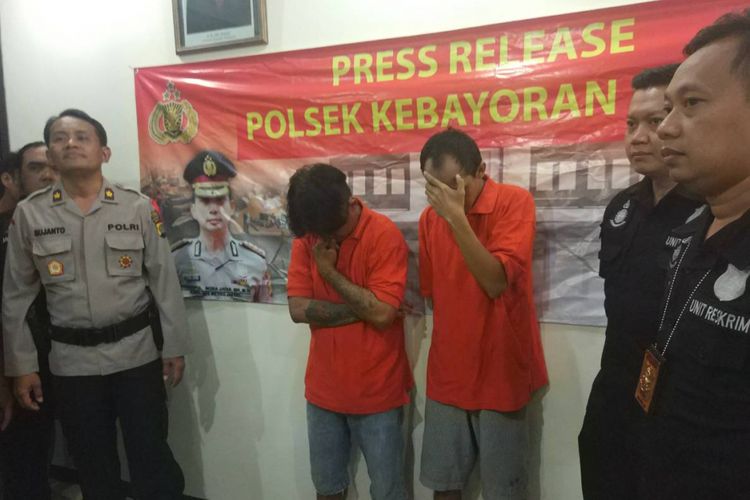 AF (23) seorang polisi gadungan dan M (31) seorang penadah barang hasil kejahatan diamankan di Polsek Kebayoran Lama, Jakarta Selatan (26/11/2018).