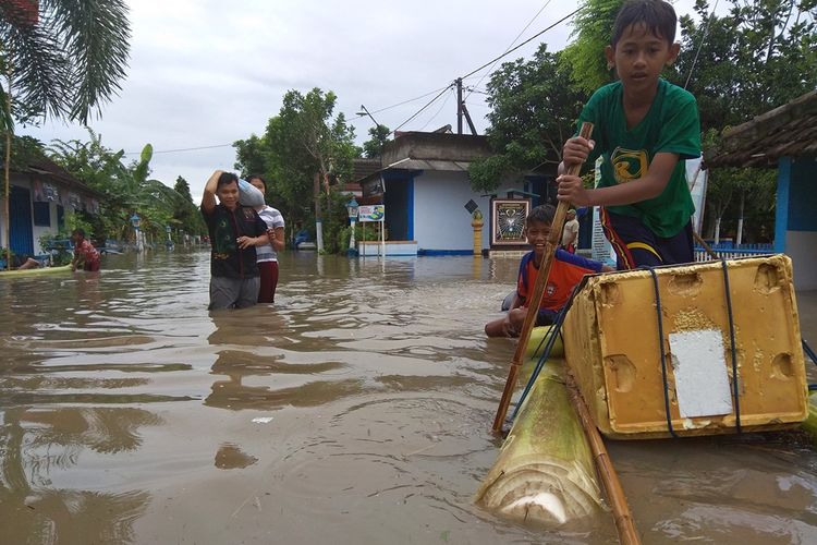Warga di dua desa di Magetan memilih bertahan di rumah mereka yang direndam banjir. Banjir setinggi satu meter lebih akibat meluapnya sungai Madiun merendam 400 rumah kepala keluarga di Desa Jajr dan Ngelang Magetan, Kamis (7/3/2019).