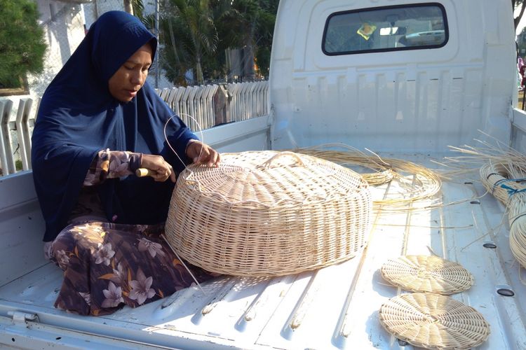 Ferdiyanti, seorang perempuan perajin rotan asal Desa lamgaboh, Kecamatan Lhoknga Aceh Besar, sedang menganyam rotan menjadi tudung saji.