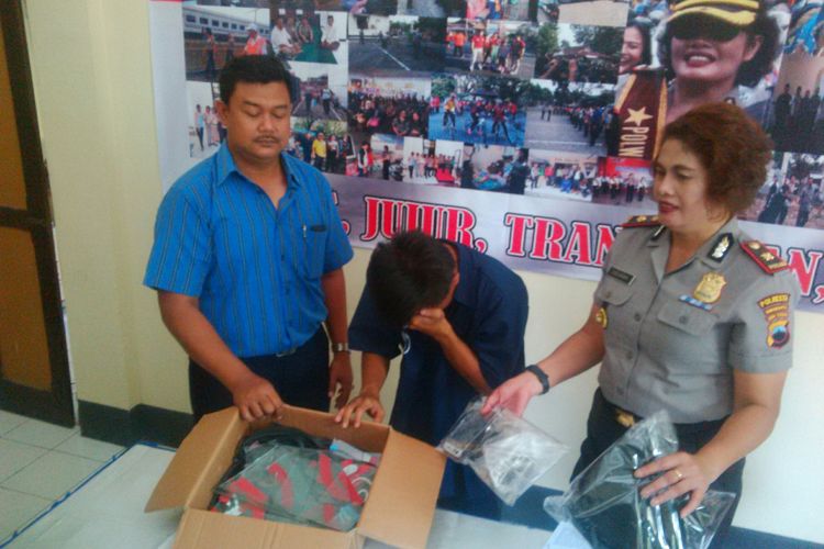 Kapolsek Jebres, Kompol Juliana dan pelaku pemerkosaan (menutup muka) saat diamankan di Mapolsek Jebres Solo, Jawa Tengah, Selasa (27/3/2018).