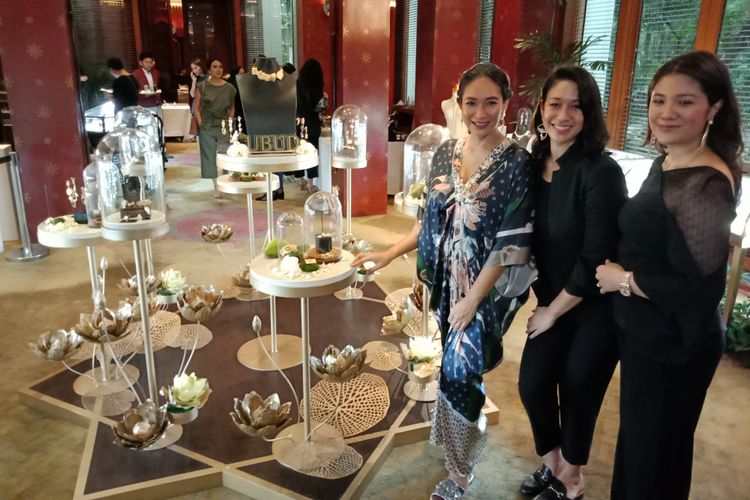 Creative & Co-founder Tulola Happy Salma,  Designer & Founder Tulola Dewi Sri Luce Rusna dan Head of Business Growth Tulola Franka Franklin Makarim (paling kiri ke kanan) dalam peluncuran koleksi Tulola UBUD di The Dharmawangsa, Jakarta, Kamis (3/5/2018).