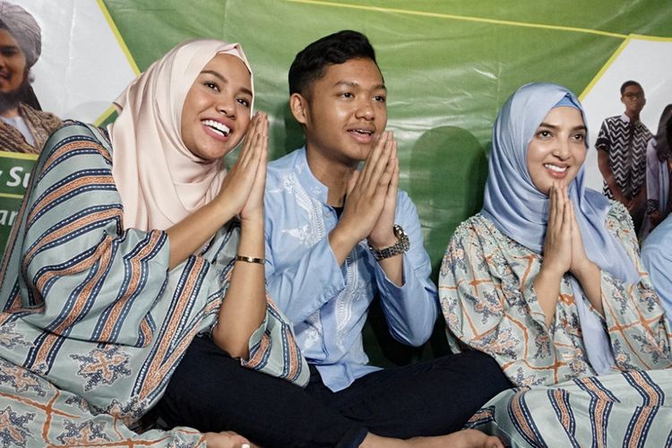 Penyanyi Ashanty Siddik bersama Aurel dan Azriel Hermansyah saat ditemui di kediamannya di kawasan Cinere, Depok, Jawa Barat, Selasa (5/6/2018). 