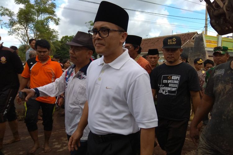 Bupati Anas saat berkunjung ke lokasi banjir bandang desa Alasmalang Banyuwangi Jumat (22/6/2018).
