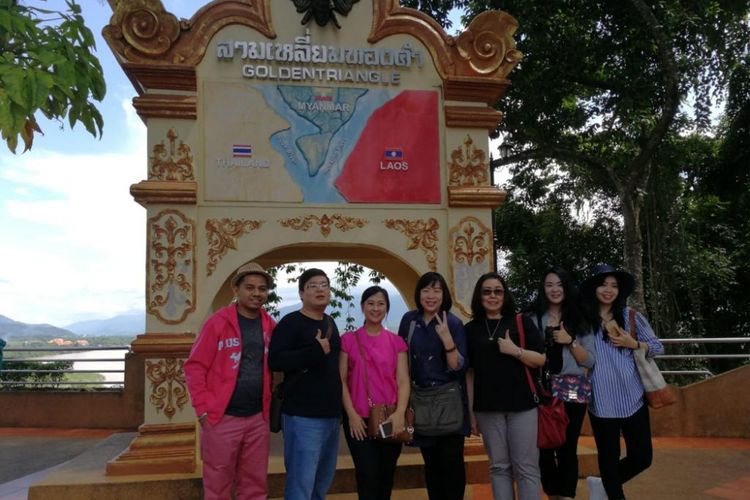 Wisatawan Indonesia berfoto bersama di monumen Golden Triangle, Chiang Rai, Thailand. 