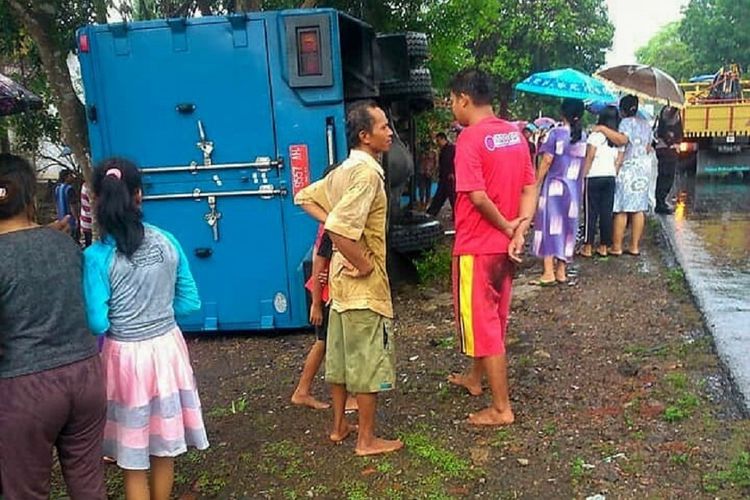 Warga berkerumun di lokasi kecelakaan truk box milik Bank Indonesia dengan nomor polisi R-9557-AH di Jalan Raya Mandiraja, Desa Kertayasa, Kecamatan Mandiraja, Banjarnegara, Jawa Tengah, Jumat (9/11/2018).