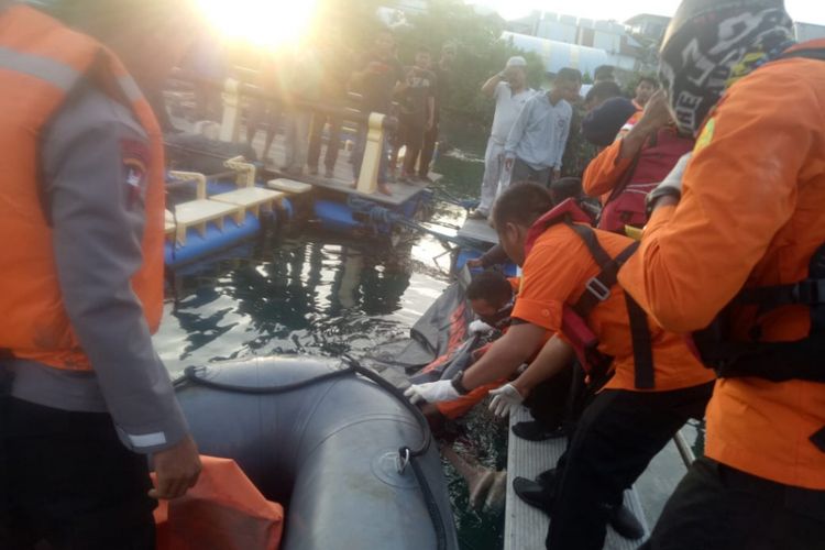 Muhammad Rafli Kurnia, pelajar SMK Negeri 7 Batam, yang hanyut dan hilang di perairan Jembatan III Barelang, Kota Batam, Kepulauan Riau, Sabtu (2/2/2019) kemarin saat menolong temannya yang tenggelam akhirnya berhasil ditemukan.