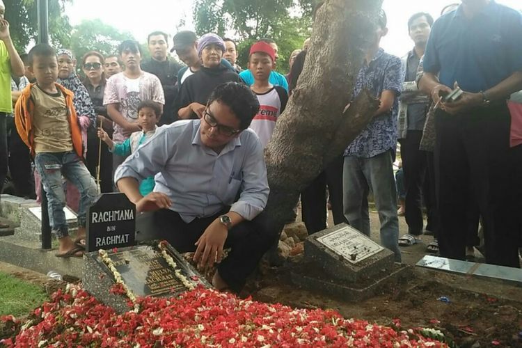 Anak kedua komedian Nana Krip, Ali Akbar saat di pusara Ayahnya di TPU Kemiri, Utan Kayu, Rawamangun, Jakarta Timur, Rabu (20/2/2019).