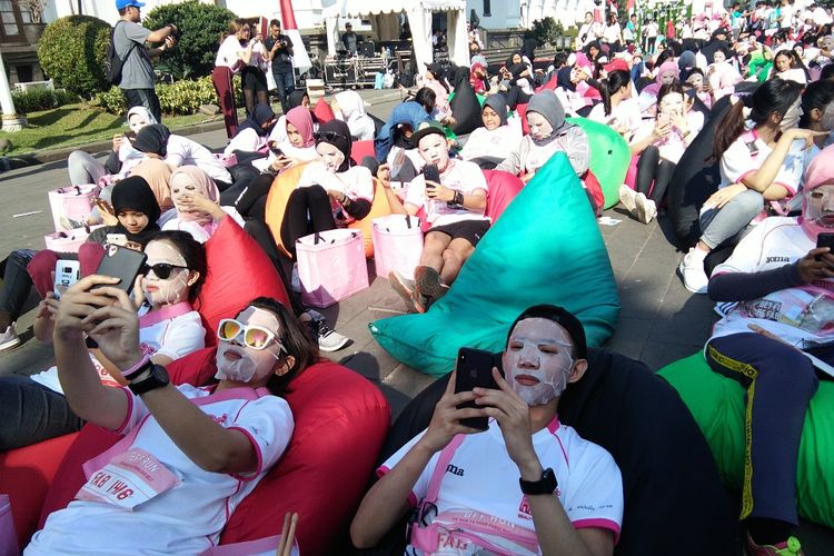 Para pesertasaat mengikuti kegiatan masker gratis dalam rangkaian kegiatan BFF Run 2019 di Gedung Sate, Jalan Diponegoro, Minggu (25/8/2019).