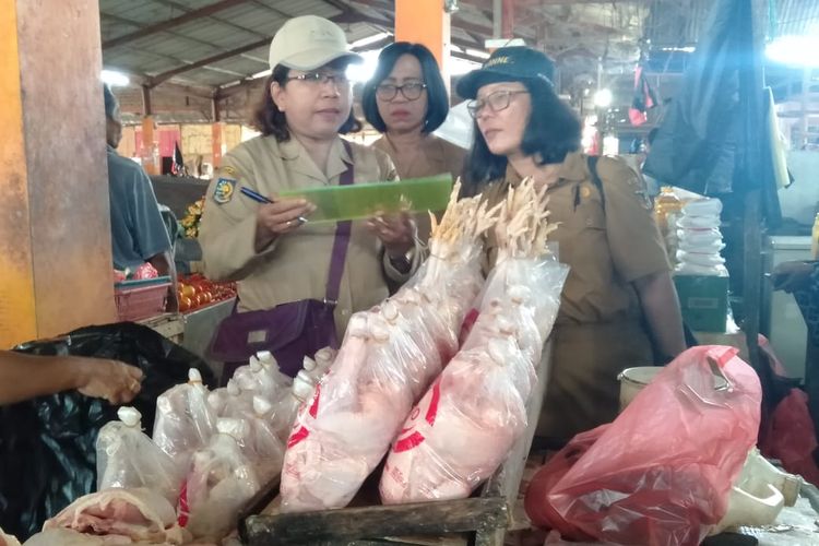 Tim Dinas Peternakan ketika melakukan sidak di Pasar Sentral Timika, Senin (27/5/2019)