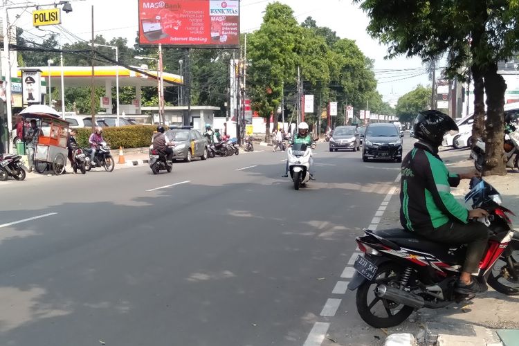 Pengendara Ojek Online di Kawasan jalan Kemang Raya, Jakarta Selatan, Rabu (12/6/2019)