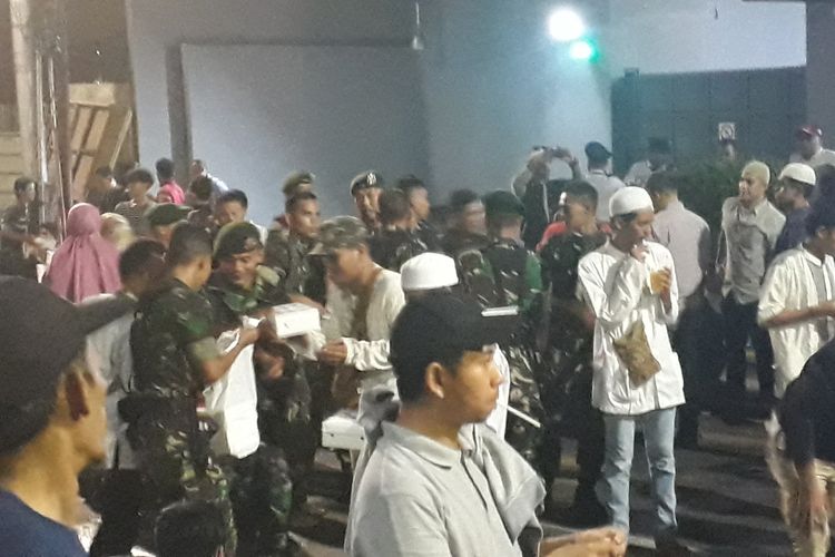 Sejumlah anggota pasukan TNI memberikan makanan kepada para demonstran yang berunjuk rasa di sekitar Kantor Bawaslu RI di Jalan MH Thamrin, Jakarta Pusat, Rabu (22/5/2019).