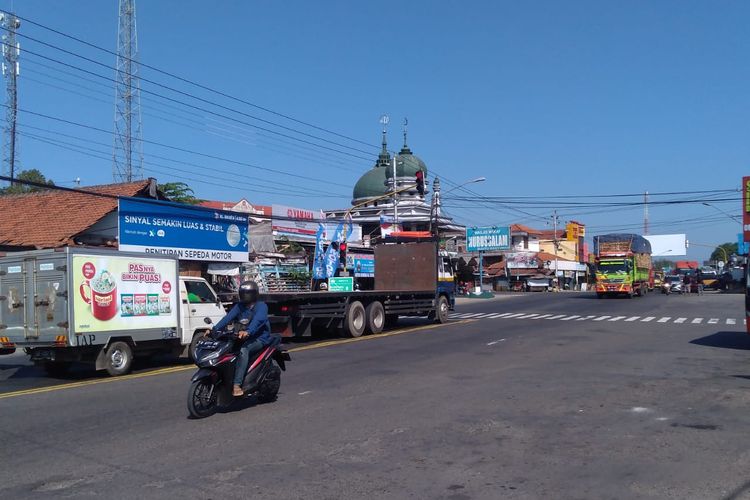 Simpang Buntu, Banyumas, Jawa Tengah, menjadi titik temu arus kendaraan di jalur selatan dan jalur tengah.