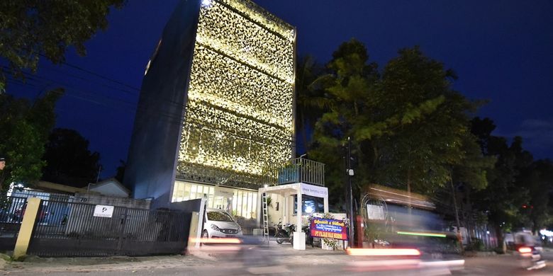 Suasana Hostel Temmu Co Living di Bandung saat malam hari. 