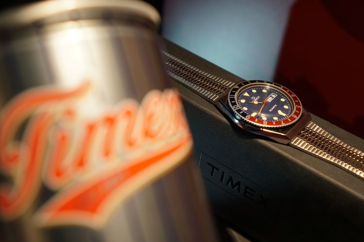 Arloji vintage Q-Timex memiliki diameter 38 mm dengan lebar lug 18mm, dengan strap rajut stainless steel.