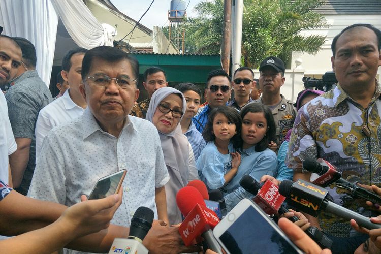 Wapres Jusuf Kalla usai mencoblos di TPS 004 RW 002 Kelurahan Pulo, Kebayoran Baru, Jakarta Selatan