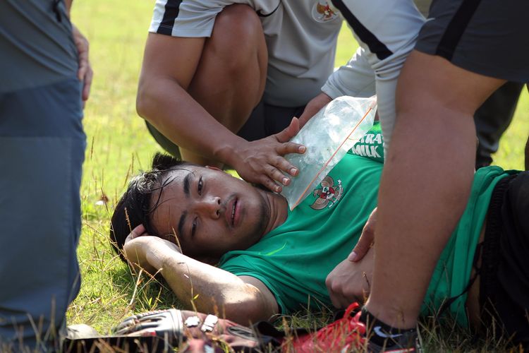 Penjaga gawang Ernando Ari Sutaryadi mengalami cedera saat sesi latihan di Stadion Jenggolo Sidoarjo, Jawa Timur, Rabu (17/07/2019) pagi.