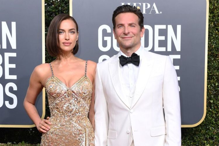Pasangan Bradley Cooper - Irina Shayk menghadiri perhelatan Golden Globe Awards di Beverly Hilton, Beverly Hills, California, pada 6 Januari 2019. 
