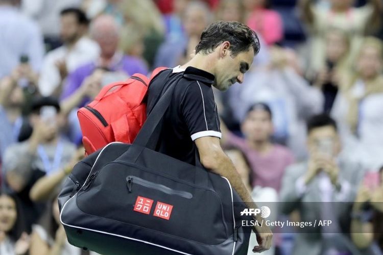 Roder Federer keluar dari lapangan setelah kalah dari Dimitrov pada babak perempat final US Open 2019.