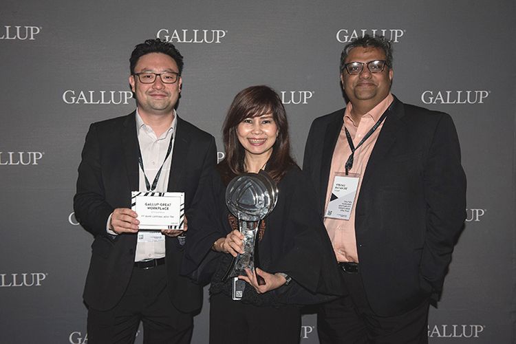 Direktur BCA Lianawaty Suwono (tengah) bersama Regional Director, Gallup Inc. Taek Lee (kiri) dan Subject Matter Expert, Gallup Inc. Vibhas Ratanjee (kanan) usai menerima penghargaan Gallup Great Workplace di Amerika Serikat, Selasa (04/06).