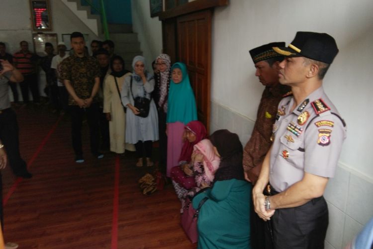 Kapolrestabes Bandung Kombes Pol Hendro Pandowo saat melayat ke tempat persemayaman Agus Maulana, korban penembakan oleh anggota polisi di kawasan Jalan Moch Toha, Minggu (1/10/2017)