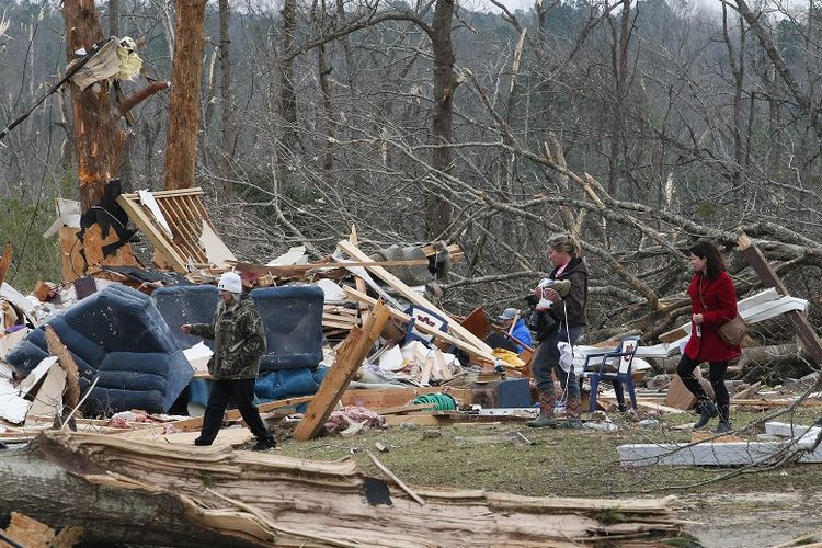 Warga Lee County, Alabama, memeriksa apa yang tersisa dari tempat tinggal dan harta mereka usai diterjang tornado pada Minggu (3/3/2019).