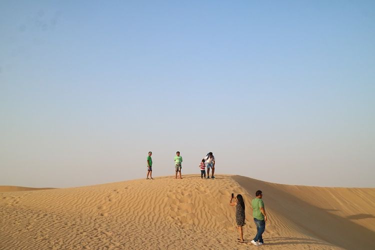 Wisatawan berfoto kawasan gurun pasir di Dubai, Uni Emirate Arab, Selasa (31/10/2017). Menjelajah gurun pasir adalah salah satu atraksi wisata yang bisa dilakukan saat berlibur ke Dubai.