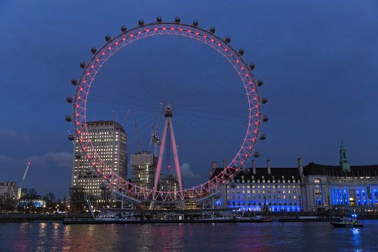 Wisawatan yang berada di London Eye, sebuah ikon wisata di Kota London yang berputar di sisi Sungai Thames, menjadi saksi serangan teror yang terjadi di depan Gedung Parlemen Inggris, Rabu (22/3/2017).  