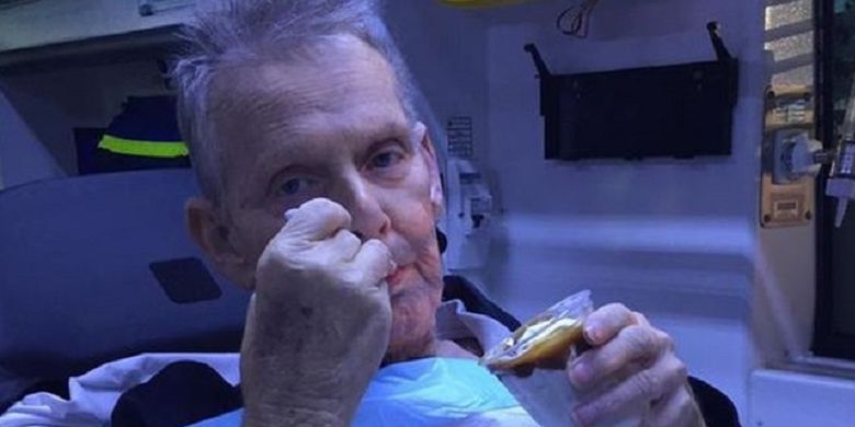 Dalam foto yang dirilis Dinas Ambulans Queensland (QAS), terlihat Ron McCartney memakan es krim sundae karamel sebagai permintaan terakhir. Pria 72 tahun itu meninggal pekan lalu.