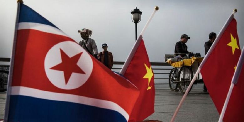 Bendera Korea Utara dan China, dua negara komunis bersekutu.