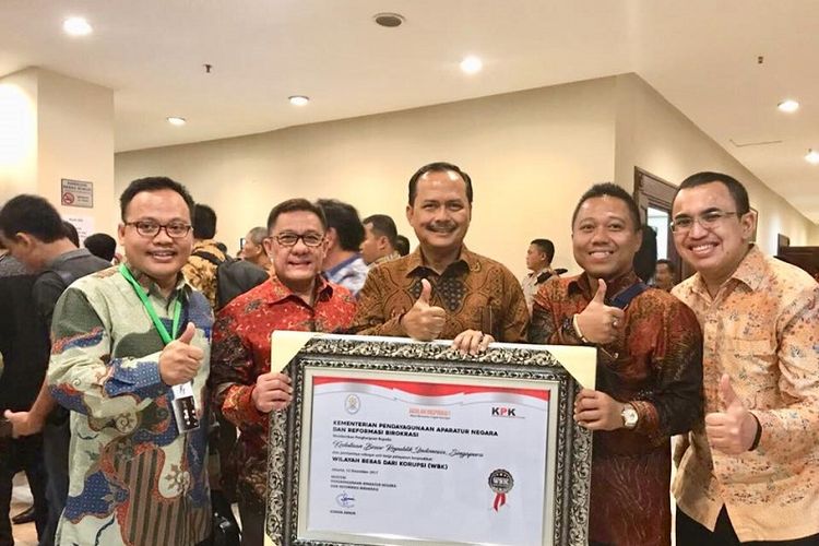 Duta Besar Republik Indonesia untuk Singapura Ngurah Swajaya menerima penghargaan Wilayah Bebas dari Korupsi (WBK), Selasa (12/12)