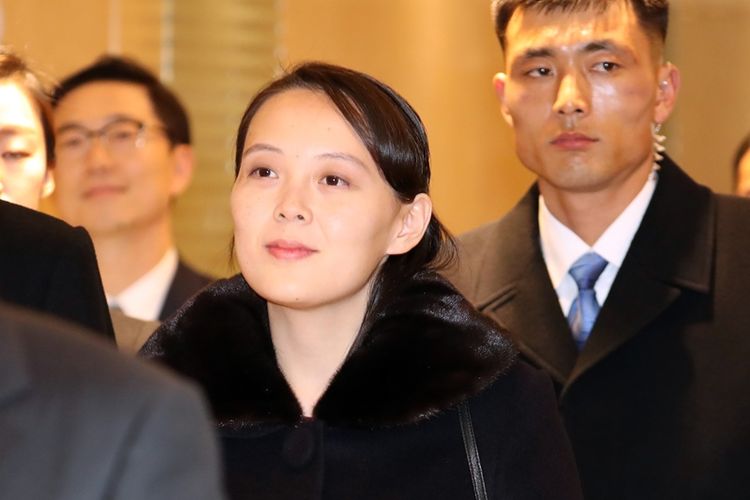 Kim Yo Jong mendapat pengawalan ketat ketika mendarat di Bandara Internasional Incheon, Korea Selatan, Jumat (9/2/2018). Kim Yo Jong merupakan salah satu figur berpengaruh di Korea Utara, serta berstatus adik sang pemimpin saat ini, Kim Jong Un.