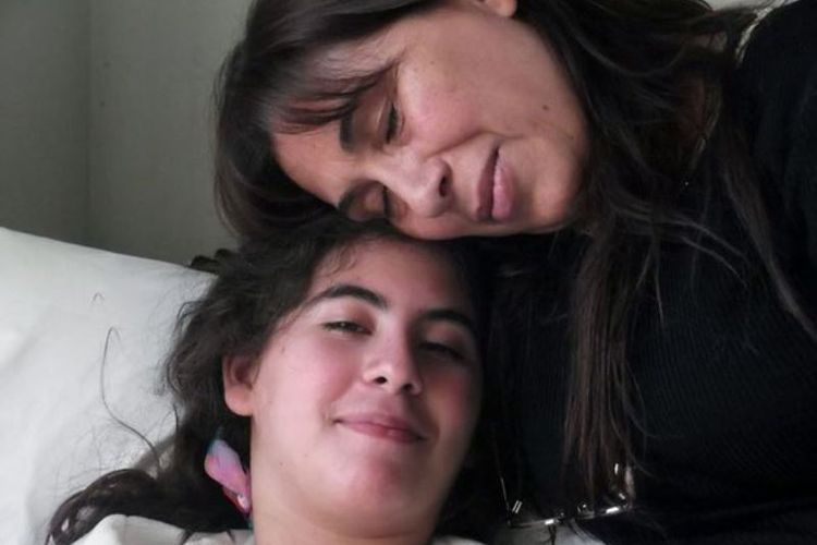 Paula Diaz bersama dengan ibunya. Diaz mengidap penyakit misterius yang membuatnya meminta kepada Presiden Chile, Michelle Bachelet, agar mengizinkannya untuk meninggal dunia.