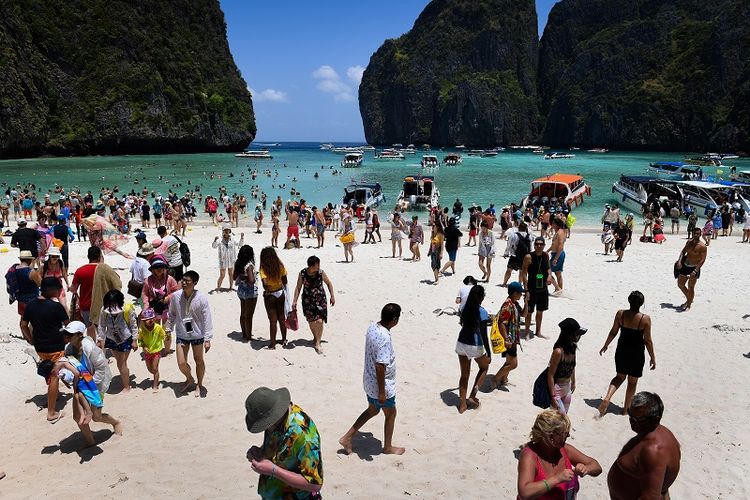 Pantai Teluk Maya di Pulau Ko Phi Phi, Thailand dipadati wisatawan.