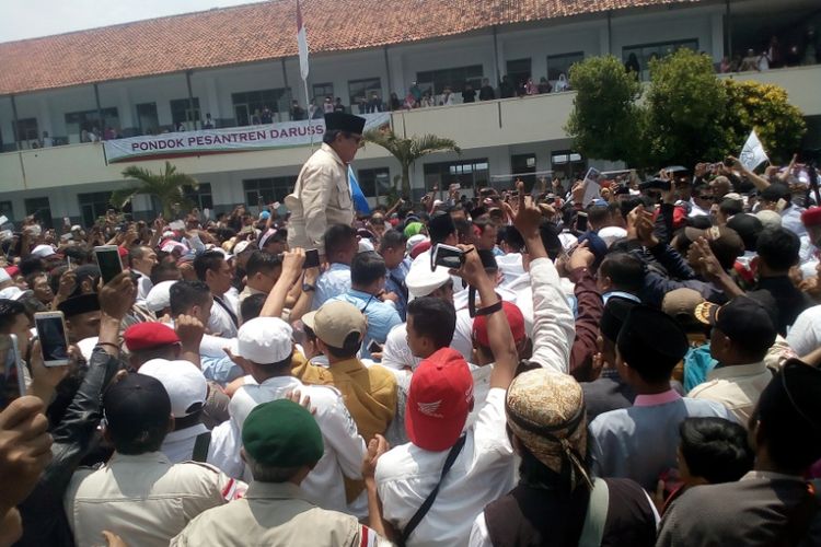 Prabowo diarak pendukungnya saat berkunjung ke Ponpes Darussalam Sabtu 9/3/2019)