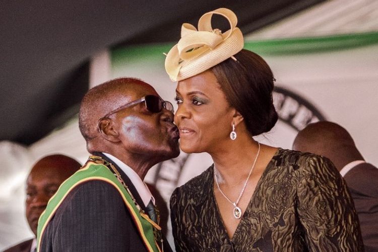 Dalam foto yang diambil pada April 2017, terlihat Presiden Zimbabwe Robert Mugabe mencium istrinya Grace saat keduanya hadir dalam peringatan kemerdekaan Zimbabwe yang ke-37.