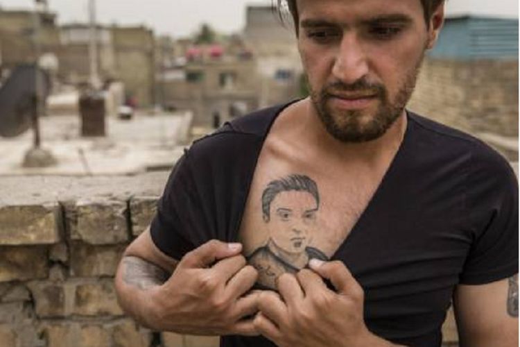 Munther al-Sudani, memamerkan tato yang memperlihatkan wajah saudaranya Kapten Hirath al-Sudani mata-mata Irak yang menyusup ke tubuh ISIS.