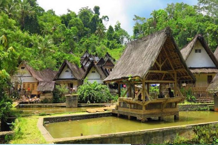 Pusat Kebudayaan Sunda, Kampung Naga di Tasikmalaya, Jawa Barat.