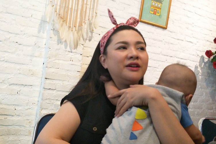 Penyanyi Vicky Shu bersama putranya saat ditemui di kawasan Cipete, Jakarta Selatan, Rabu (10/10/2018).