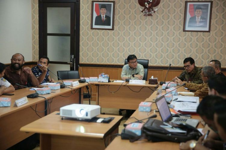 Sekda Pemprov Sumsel Nasrun Umar saat memimpin rapat mengenai peluncuran LRT Palembang, Jumat (6/4/2018).