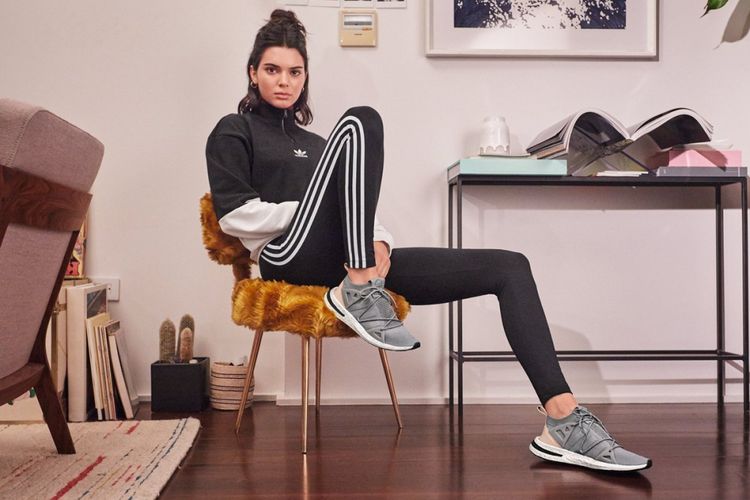 Kendall Jenner dalam kampanye iklan terbaru Adidas seri Arkyn.