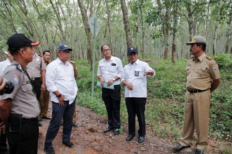 Foto : Jalan Rusak Jadi Obyek Foto Model, Menteri PUPR Tugasi Pejabat
